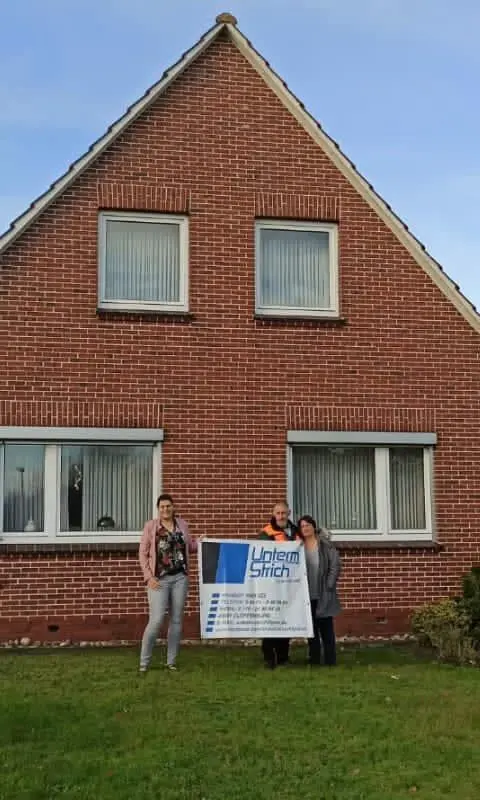 Zufriedene Kundinnen und Kunden nach erfolgreicher Finanzierung