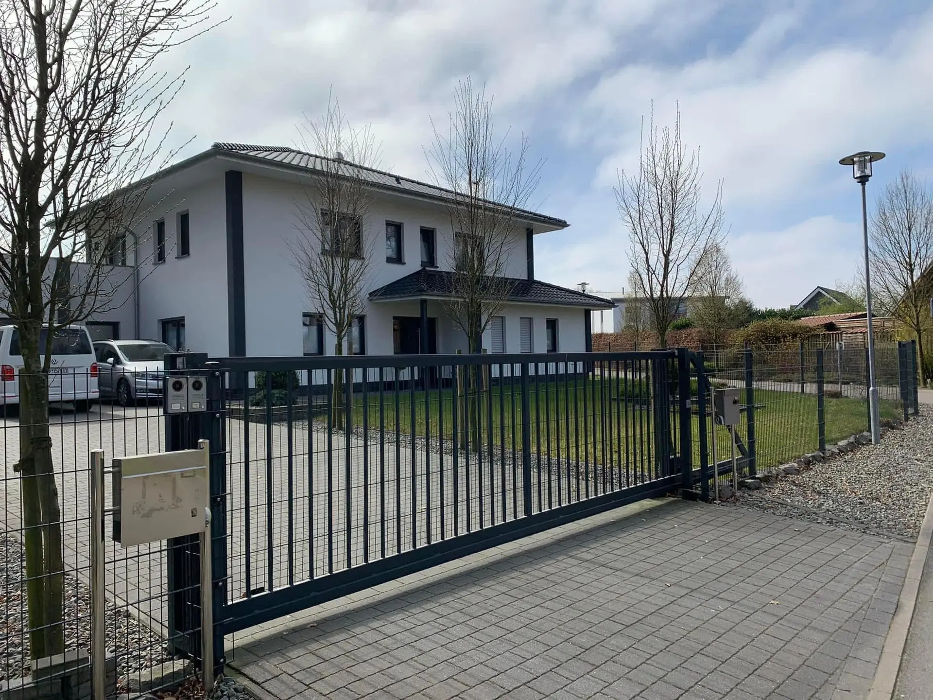 Zufriedene Kundinnen und Kunden nach erfolgreicher Finanzierung