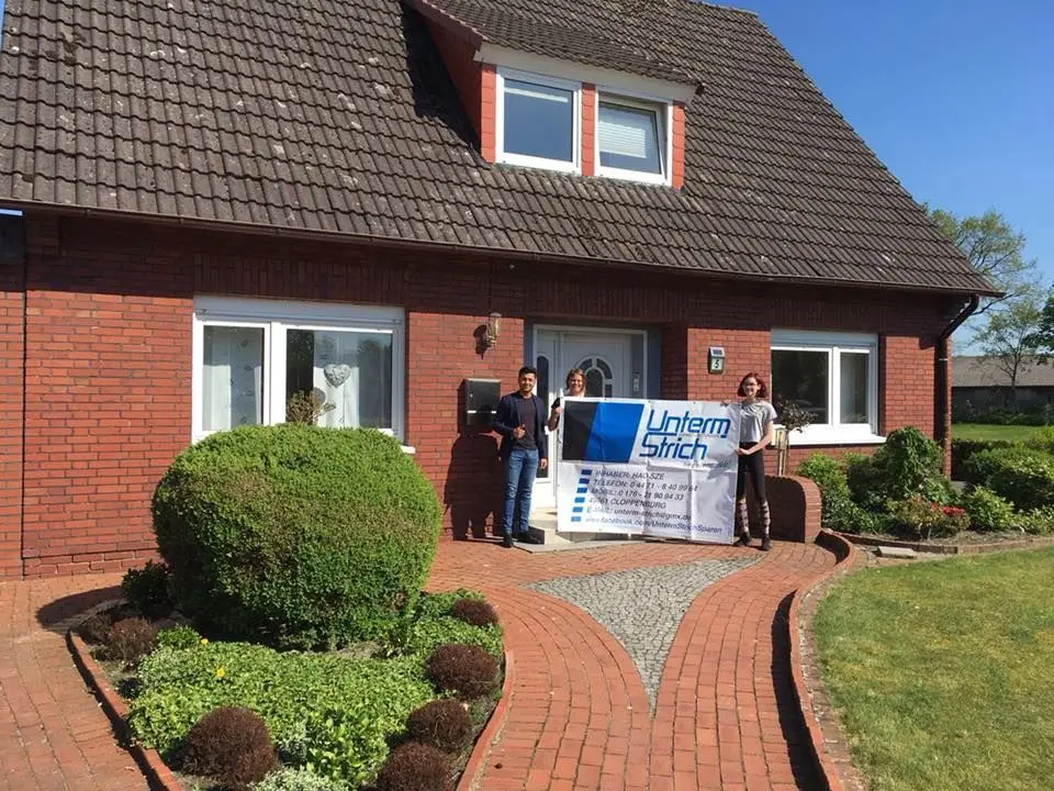 Zufriedene Kundinnen und Kunden nach erfolgreicher Finanzierung