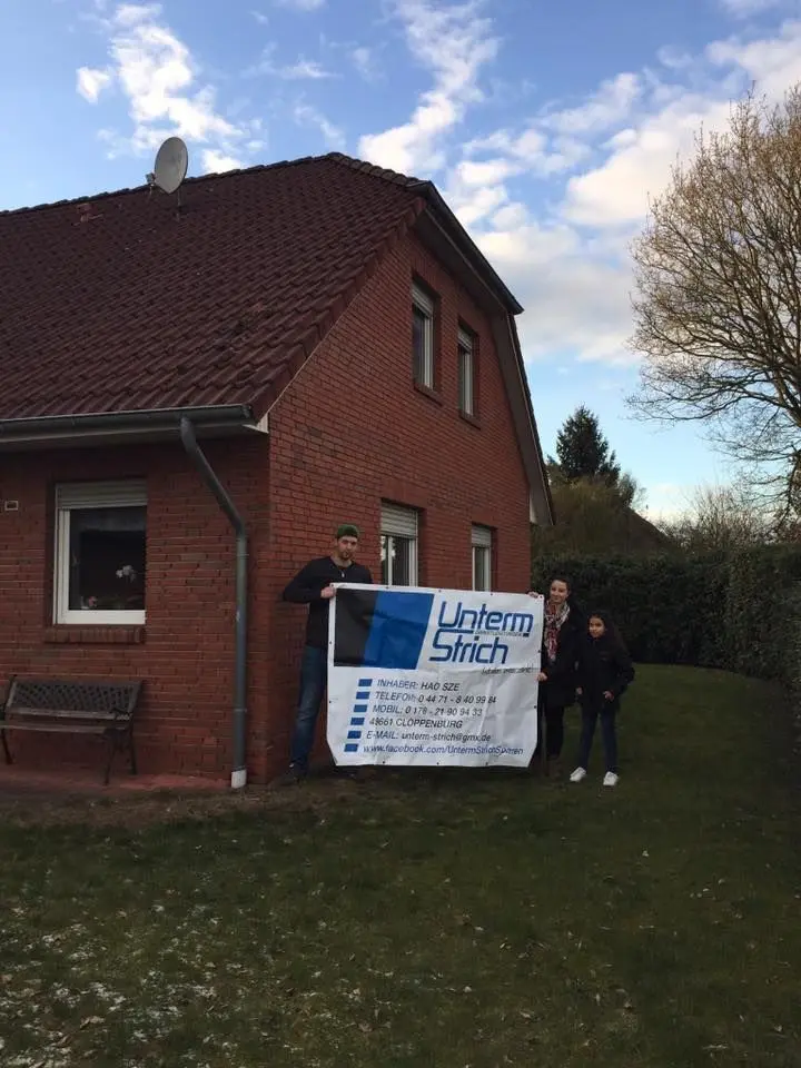 Zufriedene Kundinnen und Kunden nach erfolgreicher Finanzierung