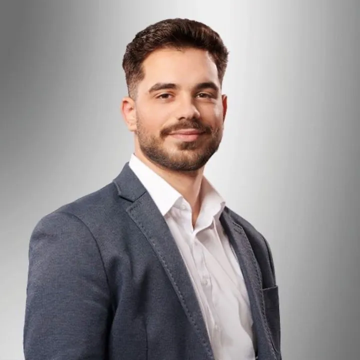 Mohamed Edi Bashota, Finanzspezialist